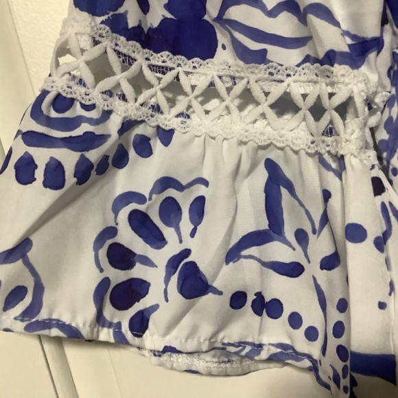 New ladies XL blue/white floral poly dress, v neck, pretty detail neck, sleeves - Picture 6 of 7